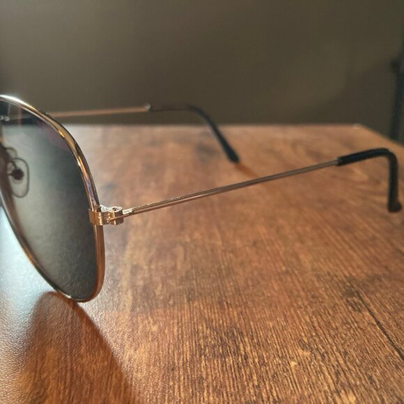 NWOT Unisex Silver Aviator Sunglasses with Gray Lenses with Irridescent Tones - Picture 5 of 6